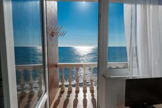 Гостиница Море за окном Эллинг Азовская 18 Лоо Двухместный номер Делюкс с 1 кроватью и балконом, вид на море-2
